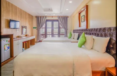 Habitación Queen Deluxe con dos camas Queen — C'Lavie Hotel - Saigon Airport Hotel