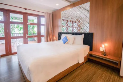 Habitación Queen con balcón — C'Lavie Hotel - Saigon Airport Hotel